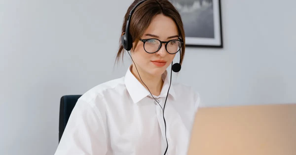 Profissional de suporte trabalha com headset em escritório.