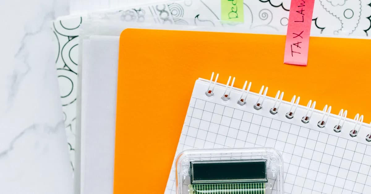 Calculadora e documentos organizados para análise financeira.