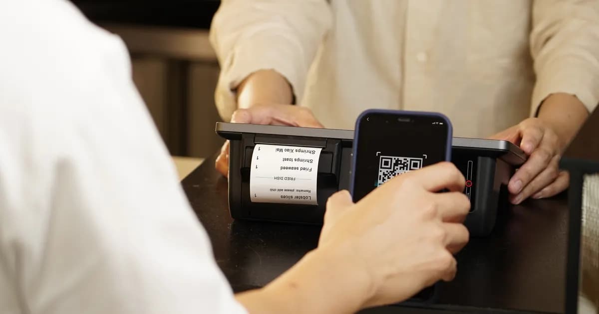 Cliente faz pagamento por QR Code em estabelecimento.