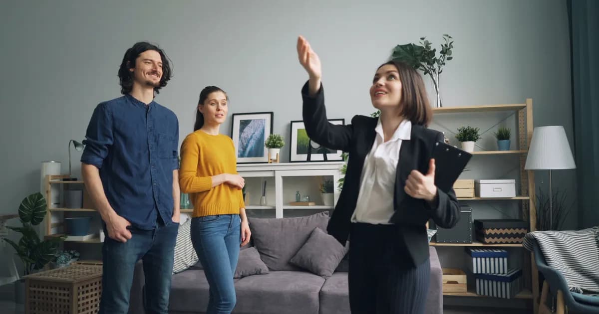 Corretor apresenta apartamento a compradores.